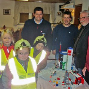 Kinderfeuerwehr Lippe zusammen mit Jens Wildfeuer, stellv. Ortsvereinsvorsitzender Sebastian Schoeppner, Schatzmeister Armin Nies und Fraktionsvorsitzender Wolfgang Kasper