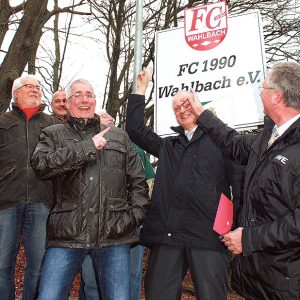 Vertreter von Verein, RWE und Gemeinde freuen sich über die sichere Anbindung des Sportplatzes in Wahlbach. Foto: dibi