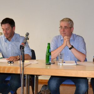 Parl. Geschäftsführer der SPD-Landtagsfraktion, Marc Herter (2.v.l.), referierte jetzt in der Siegerlandhalle auf Einladung des SPD-Unterbezirks über den NRW-Koalitionsvertrag. Die heimischen Abgeordneten Tanja Wagener (l.), Falk Heinrichs (2.v.r.) und Wi