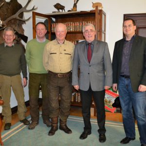 Richard Prinz zu Sayn-Wittgenstein-Berleburg (3.v.l.), sein Sohn, Prinz Gustav (2.v.l.), und Forstdirektor Johannes Röhl (l.) empfingen Falk Heinrichs (SPD-MdL, 2.v.r.) zu einem Gespräch in der Wittgenstein-Berleburgschen Rentkammer. Rechts im Bild Ingma
