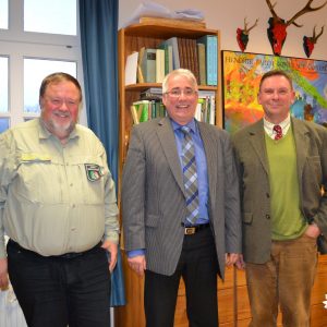 Falk Heinrichs (MdL) informierte sich jetzt beim Regionalforstamt Siegen-Wittgenstein. Seine Gesprächspartner waren dessen Leiter, Diethard Altrogge (r.), und sein Stellvertreter Helmut Ahlborn (l.)
