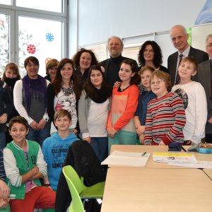 Renate Hendricks (hintere Reihe 5.v.r.), schulpolitische Sprecherin der SPD-Landtagsfraktion, informierte sich jetzt gemeinsam mit MdL Falk Heinrichs (r.) und dem Schulabteilungsleiter der Bezirksregierung, Christian Salomon (4.v.r.), an der Gemeinschafts