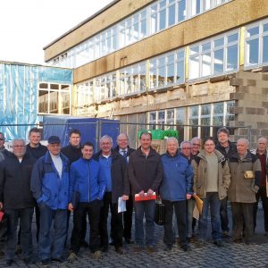 Die SPD Fraktion zusammen mit Thomas Leyener von der Verwaltung vor dem Anbau für die neue Mensa im Schulzentrum Burbach