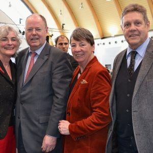 Führen gemeinsam die nordrhein-westfälische Landesliste der SPD zur Bundestagswahl 2013 an: SPD-Kanzlerkandidat Peer Steinbrück (2.v.l.), Bundesschatzmeisterin Dr. Barbara Hendricks (2.v.r.) und die südwestfälischen Bundestagsabgeordneten Willi Brase (r.)