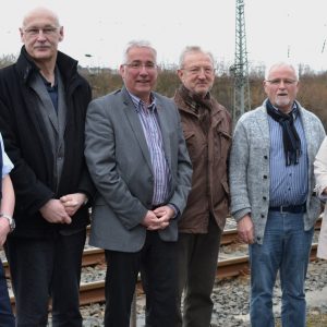 Die SPD-Landtagsabgeordneten Tanja Wagener (r.) und Falk Heinrichs (3.v.l.) führten jetzt ein Gespräch mit (übrige Personen v.l.n.r.) Hans Hilgenberg, Hermann Müller, Hans-Ulrich Schumann, Franz-Josef Mais und weiteren Mitgliedern des Ortsverbandsvorstan