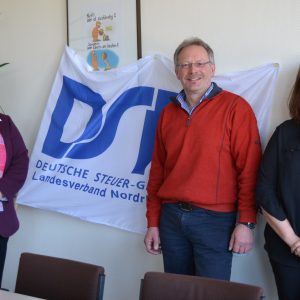 Die SPD-Landtagsabgeordnete Tanja Wagener (l.) informierte sich jetzt in einem Gespräch mit dem Ortsverbandsvorstand Siegen der Deutschen Steuer-Gewerkschaft; ihre Gesprächspartner waren u.a. Vorsitzender Roland Six und Vorstandsmitglied Bettina de Rooy