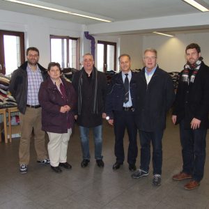 Ricardo Sichert (Einrichtungsleiter), Tanja Wagener (MdL), Falk Heinrichs (MdL), Gunter Edelmann (Polizei Burbach), Wolfgang Kasper (Vorsitzender der SPD-Fraktion Burbach) und Peter Buchholz (European Homecare GmbH) (v.l.n.r.) in der Kleiderkammer der Not