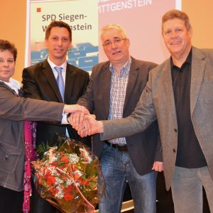 Die Abgeordneten Tanja Wagener (l.), Falk Heinrichs (2.v.r.) und Willi Brase (r.) sicherten Andreas Müller (2.v.l.) ihre volle Unterstützung zu. Zuvor hatten sich ein außerordentlicher Unterbezirksparteitag und eine Wahlkreisdelegiertenkonferenz einstimmi