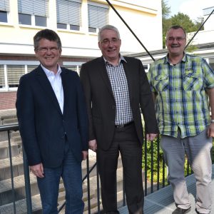 Auf Einladung der Schulleitung besuchte Falk Heinrichs (SPD-MdL) jetzt das Berufskolleg Wirtschaft und Verwaltung in Siegen. Seine Gesprächspartner waren Oberstudiendirektor Karl-Heinz Bremer (l.) und Studiendirektor Thomas Hartmann (r.).