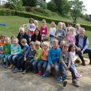 Falk Heinrichs, Nicole Schoeppner und Wolfgang Kasper zusammen bei der Übergabe des Sandkastens an die Kinder im Kindergarten Würgendorf