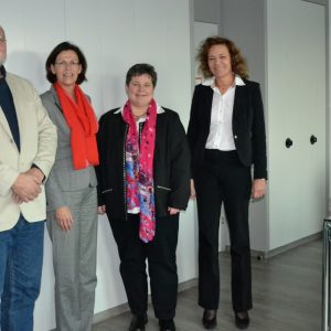 Tanja Wagener (2.v.r.) besuchte die Justiz in Siegen; ihre Gesprächspartner/innen waren Amtsgerichtsdirektor Dr. Paul Springer, die Leitende Oberstaatsanwältin Dr. Annegret Heymann und Landgerichtspräsidentin Dagmar Lange (übrige Personen v.l.n.r.).