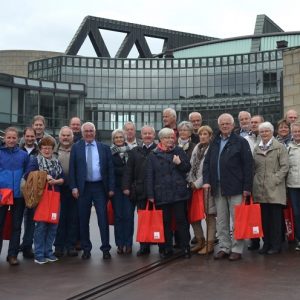 Im Landtag NRW begrüßte Falk Heinrichs (SPD-MdL) jetzt u.a. Mitglieder des Bürgerbusvereins und der Feuerwehr aus Erndtebrück.
