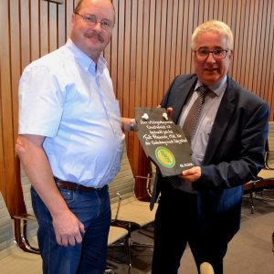 Gerrit Hackbarth (l.), Vorsitzender des Bürgerbusvereins Erndtebrück, überreichte Falk Heinrichs als Dank für die Einladung in den Landtag eine individuell gestaltete und beschriftete Wittgensteiner Schieferplatte.