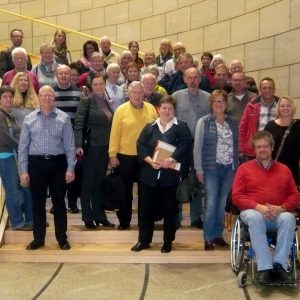 Auf Einladung der SPD-Landtagsabgeordneten Tanja Wagener (vorne Mitte) besuchte eine Gruppe, bestehend aus Mitgliedern der Schwerbehindertenvertretungen aus den Kommunen des Kreises Siegen-Wittgenstein, Sportlerinnen des TuS AdH Weidenau und einigen Priva