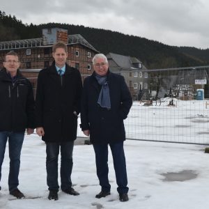 Der SPD-Landtagsabgeordnete Falk Heinrichs (r.) ließ sich in Arfeld von Waldemar Kiel (l.) und Volker Sonneborn (Mitte) über das Regionaleprojekt Zentrum Via Adrina informieren.