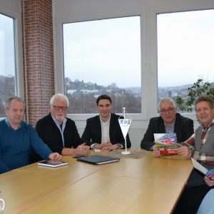 Führten ein Gespräch über aktuelle Fragen des Schienenverkehrs in Südwestfalen: (v.r.n.l.) Hermann Müller, Vorsitzender des EVG-Ortsverbands Südwestfalen, Willi Brase (MdB), Falk Heinrichs (MdL), Heiko Becker, Franz-Josef Mais, Norbert Profus und Hans-Ulr