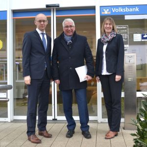 In Bad Berleburg traf sich der SPD-Landtagsabgeordnete Falk Heinrichs (Mitte) mit den Vorständen der Volksbank Wittgenstein, Kai Wunderlich (l.) und Kerstin Lauber (r.), zu einem gemeinsamen Gespräch.