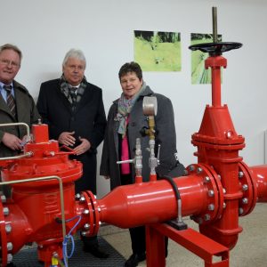 SVB-Geschäftsführer Alfred Richter (Mitte) und Bernd-Dieter Ferger (l.) stellten Tanja Wagener (MdL) die besonders leistungsstarke Gasübernahmestation auf dem Siegener Lindenberg vor.