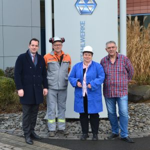 Mathias Rist, Geschäftsführer des Bereichs Controlling der DEW, Ernst Brühl, Leiter des Stahlwerkes am Standort Siegen und Roland Schmidt, Betriebsratsvorsitzender der DEW am Standort Siegen (v.l.n.r.) standen der SPD-Landtagsabgeordneten Tanja Wagener (2