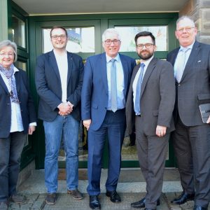 Trafen sich mit weiteren Parteifreunden im Erndtebrücker SPD-Büro zu einer politischen Gesprächsrunde: (v.l.n.r.) Christel Rother, Tim Saßmannshausen, Falk Heinrichs (MdL), Justizminister Thomas Kutschaty und Volker Münchow (MdL)