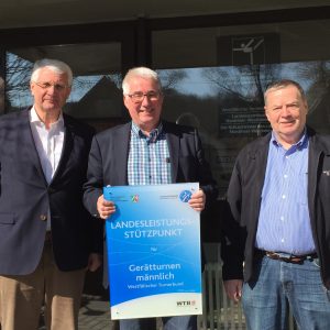 Reimund Spies, Präsident der Siegerländer Kunstturnvereinigung (SKV), Landtagsabgeordneter Falk Heinrichs und Horst-Walter Eckhardt, Vorstandsmitglied der SKV (v.l.n.r.).
