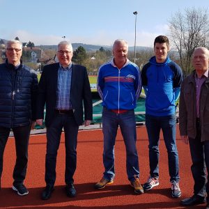 Adalbert Rossbach, Sportwart der LG Kindelsberg Kreuztal, Landtagsabgeordneter Falk Heinrichs, Helmut Menn, hauptamtlicher Trainer für den Bereich Mehrkampf, Philipp Menn, erfolgreicher Leichtathlet der LG Kindelsberg Kreuztal und Rolf Bernshausen, Vorsit